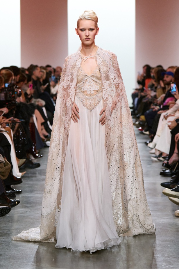 إيلي صعب يبدع بإحياء موضة الجينز في عالم الهوت كوتور.. مجموعة استثنائية وفاخرة (فيديو)