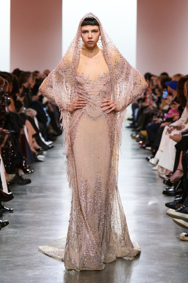 إيلي صعب يبدع بإحياء موضة الجينز في عالم الهوت كوتور.. مجموعة استثنائية وفاخرة (فيديو)