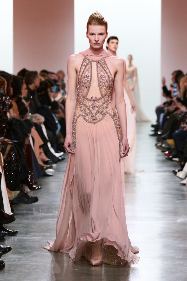 إيلي صعب يبدع بإحياء موضة الجينز في عالم الهوت كوتور.. مجموعة استثنائية وفاخرة (فيديو)