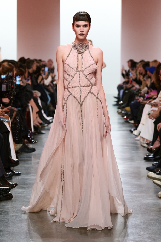 إيلي صعب يبدع بإحياء موضة الجينز في عالم الهوت كوتور.. مجموعة استثنائية وفاخرة (فيديو)