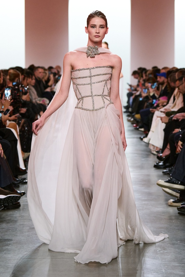 إيلي صعب يبدع بإحياء موضة الجينز في عالم الهوت كوتور.. مجموعة استثنائية وفاخرة (فيديو)