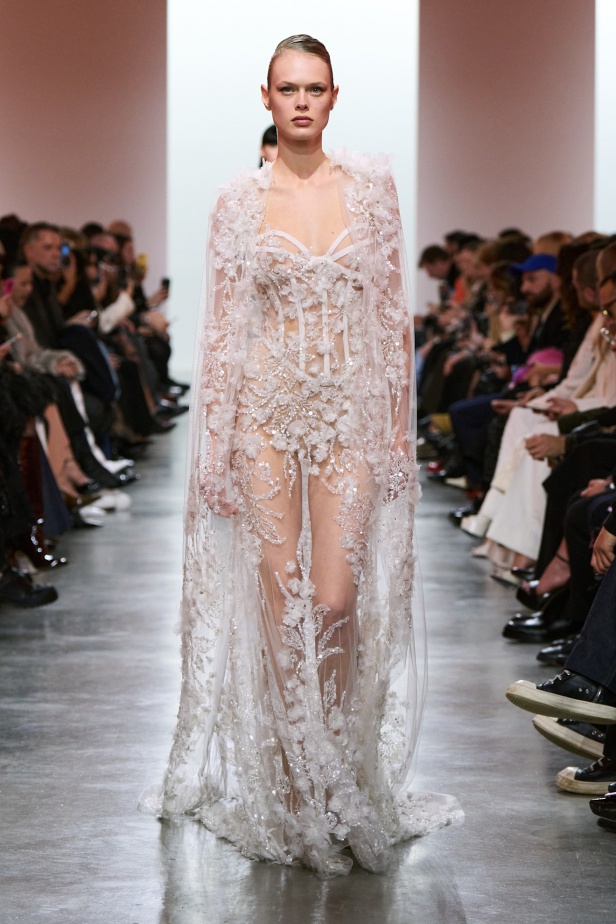 إيلي صعب يبدع بإحياء موضة الجينز في عالم الهوت كوتور.. مجموعة استثنائية وفاخرة (فيديو)