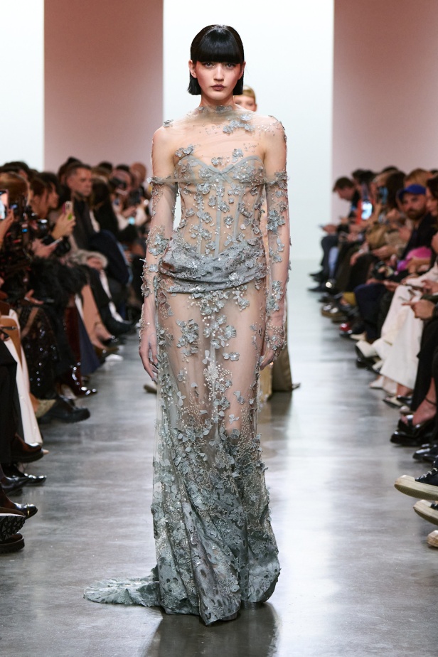 إيلي صعب يبدع بإحياء موضة الجينز في عالم الهوت كوتور.. مجموعة استثنائية وفاخرة (فيديو)