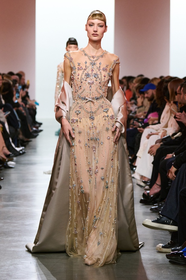 إيلي صعب يبدع بإحياء موضة الجينز في عالم الهوت كوتور.. مجموعة استثنائية وفاخرة (فيديو)