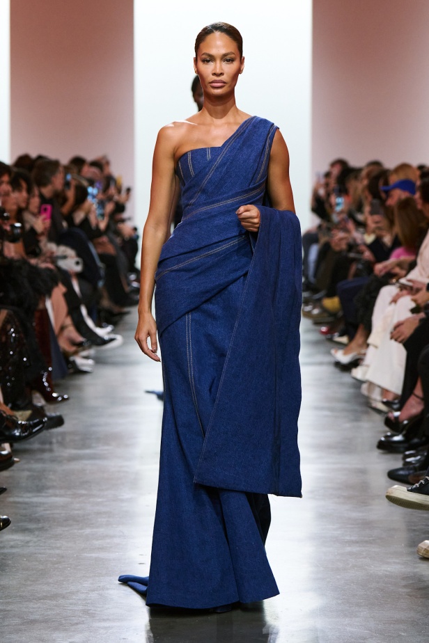 إيلي صعب يبدع بإحياء موضة الجينز في عالم الهوت كوتور.. مجموعة استثنائية وفاخرة (فيديو)