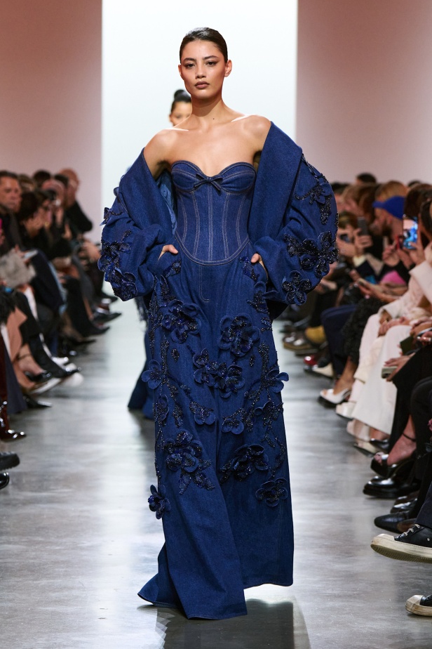 إيلي صعب يبدع بإحياء موضة الجينز في عالم الهوت كوتور.. مجموعة استثنائية وفاخرة (فيديو)