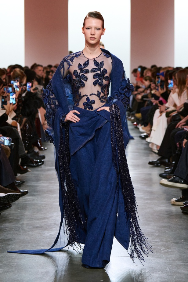 إيلي صعب يبدع بإحياء موضة الجينز في عالم الهوت كوتور.. مجموعة استثنائية وفاخرة (فيديو)