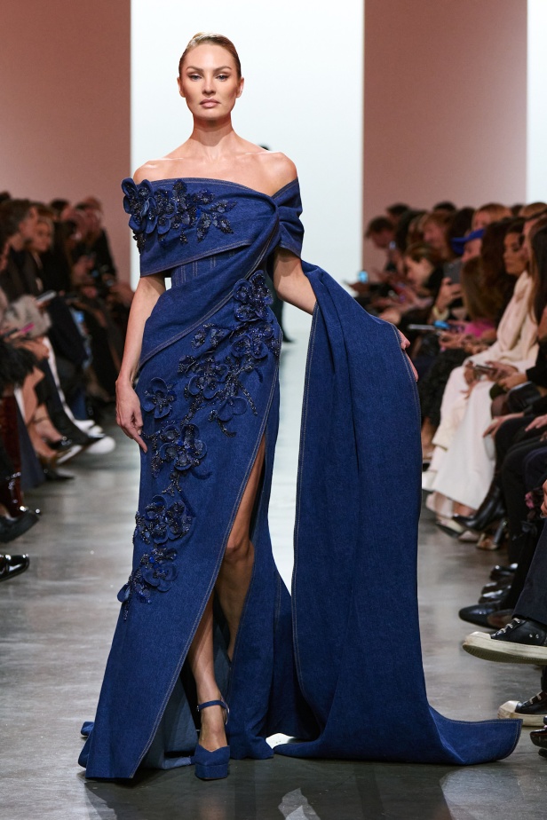 إيلي صعب يبدع بإحياء موضة الجينز في عالم الهوت كوتور.. مجموعة استثنائية وفاخرة (فيديو)