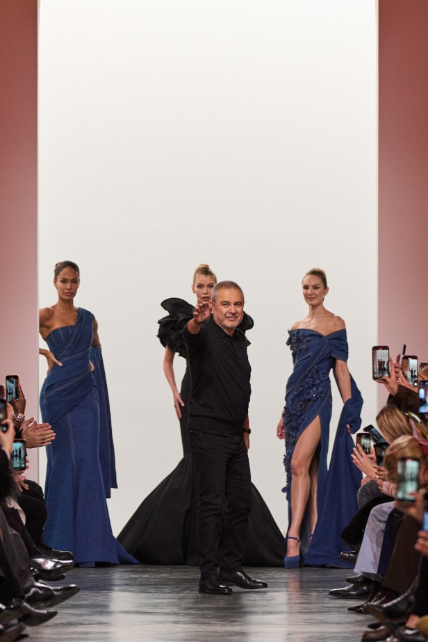 إيلي صعب يبدع بإحياء موضة الجينز في عالم الهوت كوتور.. مجموعة استثنائية وفاخرة (فيديو)