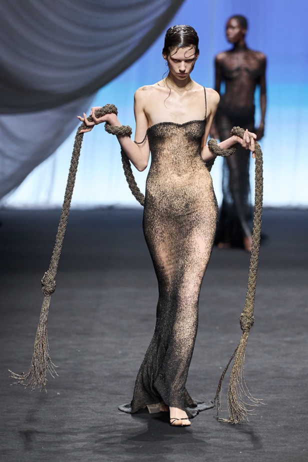 مجموعة Le Naufrage التي قدمها لودفيك دو سان سيرنين بدت كتحية ابداعة لإرث جان بول غوتييه