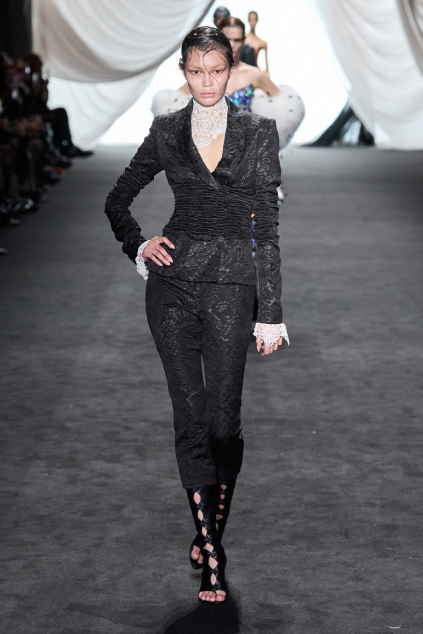 مجموعة Le Naufrage التي قدمها لودفيك دو سان سيرنين بدت كتحية ابداعة لإرث جان بول غوتييه