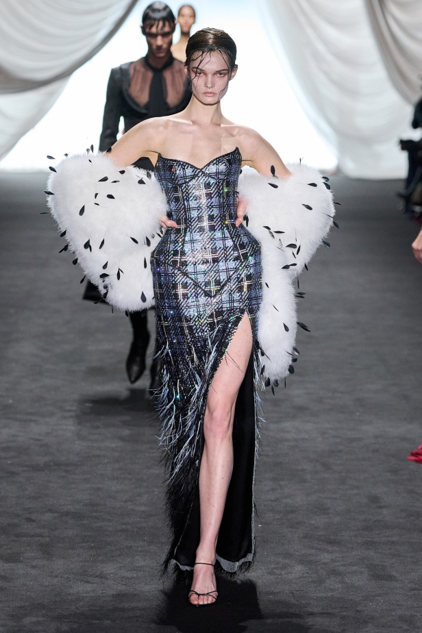 مجموعة Le Naufrage التي قدمها لودفيك دو سان سيرنين بدت كتحية ابداعة لإرث جان بول غوتييه