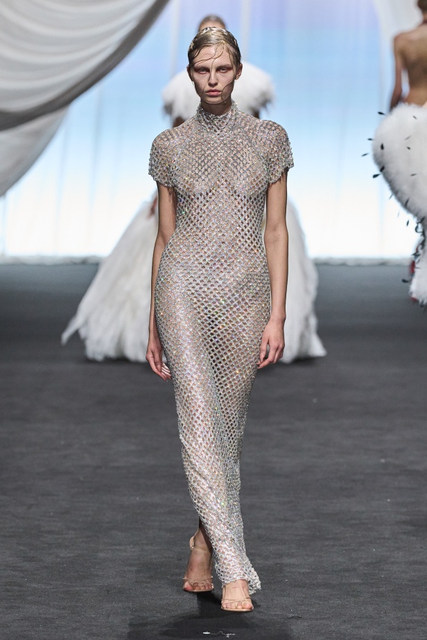 مجموعة Le Naufrage التي قدمها لودفيك دو سان سيرنين بدت كتحية ابداعة لإرث جان بول غوتييه