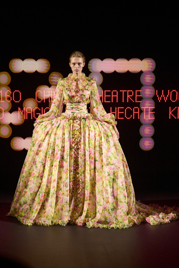 عصر الأزياء الراقية الجديد لـValentino بإبداع "أليساندرو ميكيلي" المتمرد في مجموعة ربيع وصيف 2025 