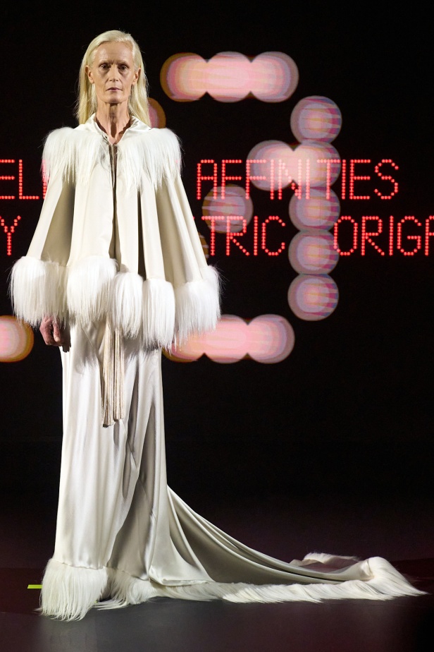 عصر الأزياء الراقية الجديد لـValentino بإبداع "أليساندرو ميكيلي" المتمرد في مجموعة ربيع وصيف 2025 