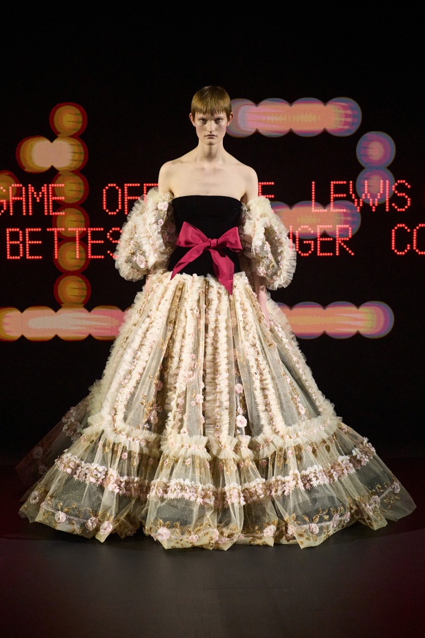 عصر الأزياء الراقية الجديد لـValentino بإبداع "أليساندرو ميكيلي" المتمرد في مجموعة ربيع وصيف 2025 