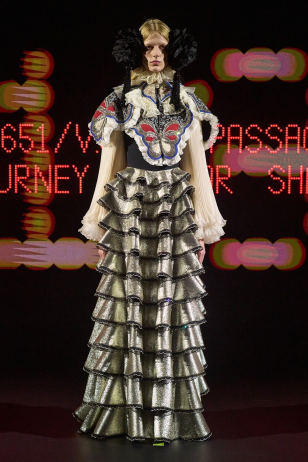 عصر الأزياء الراقية الجديد لـValentino بإبداع "أليساندرو ميكيلي" المتمرد في مجموعة ربيع وصيف 2025 