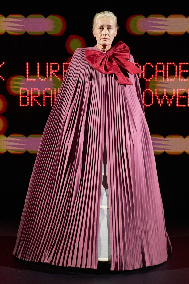 عصر الأزياء الراقية الجديد لـValentino بإبداع "أليساندرو ميكيلي" المتمرد في مجموعة ربيع وصيف 2025 