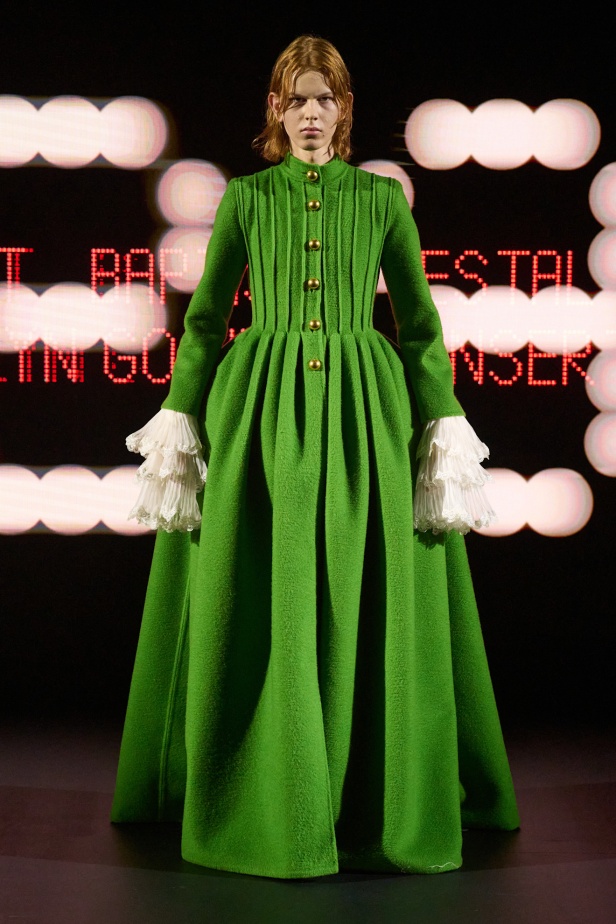 عصر الأزياء الراقية الجديد لـValentino بإبداع "أليساندرو ميكيلي" المتمرد في مجموعة ربيع وصيف 2025 