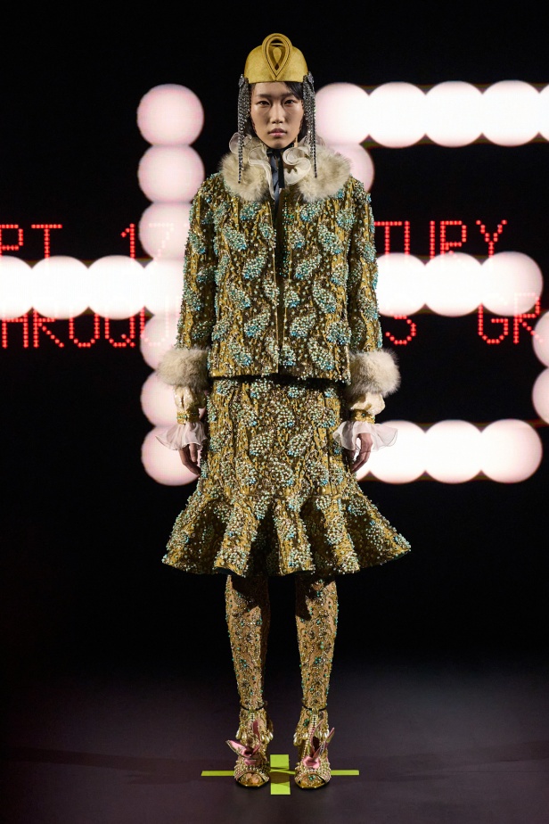 عصر الأزياء الراقية الجديد لـValentino بإبداع "أليساندرو ميكيلي" المتمرد في مجموعة ربيع وصيف 2025 