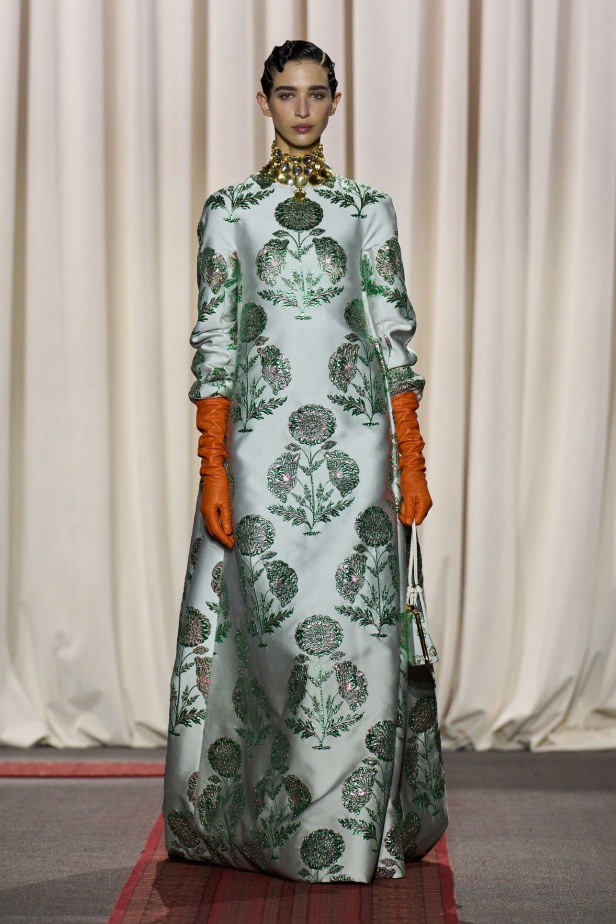 مجموعة Giambattista Valli لصيف 2025 تكرّم المغرب