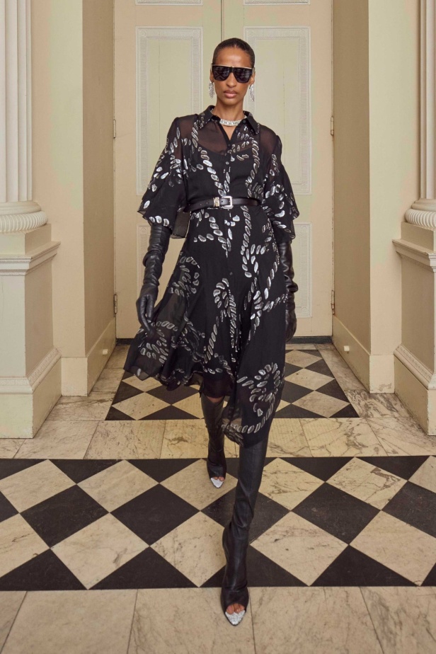 عرض أزياء Temperley London لخريف وشتاء 2025-2026