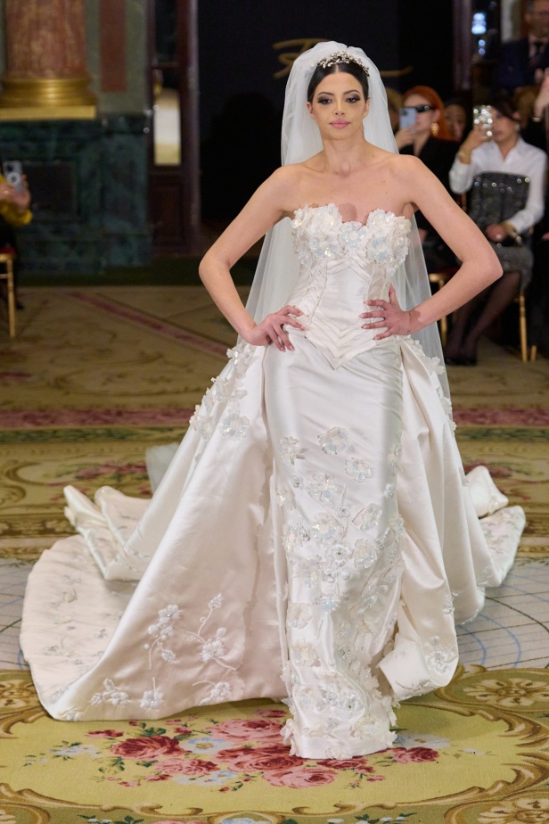  روبير أبي نادر يكشف أسرار الأناقة الملكية في ربيع وصيف 2025