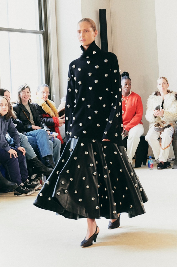 عودة إلى جوهر الاناقة في "التوزارا" لخريف وشتاء 2025 للملابس الجاهزة