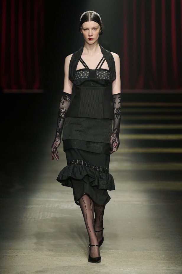 مجموعة Antonio Marras لخريف وشتاء 2025: عمل مسرحي تاريخي يعود إلى الحياة من خلال التصاميم (فيديو)