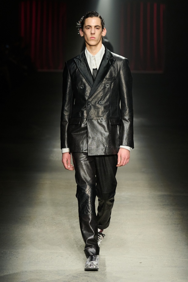 مجموعة Antonio Marras لخريف وشتاء 2025: عمل مسرحي تاريخي يعود إلى الحياة من خلال التصاميم (فيديو)