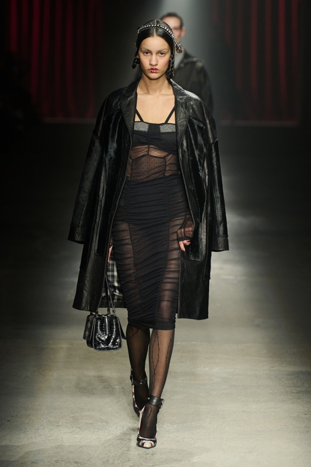 مجموعة Antonio Marras لخريف وشتاء 2025: عمل مسرحي تاريخي يعود إلى الحياة من خلال التصاميم (فيديو)