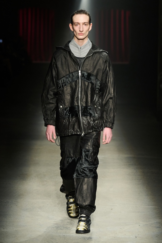 مجموعة Antonio Marras لخريف وشتاء 2025: عمل مسرحي تاريخي يعود إلى الحياة من خلال التصاميم (فيديو)