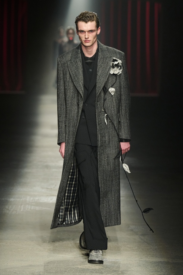 مجموعة Antonio Marras لخريف وشتاء 2025: عمل مسرحي تاريخي يعود إلى الحياة من خلال التصاميم (فيديو)