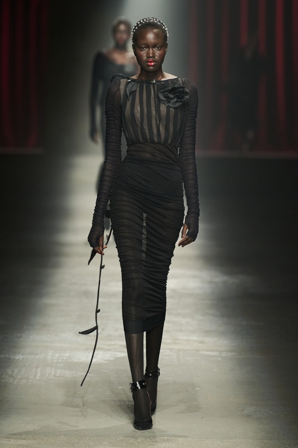 مجموعة Antonio Marras لخريف وشتاء 2025: عمل مسرحي تاريخي يعود إلى الحياة من خلال التصاميم (فيديو)