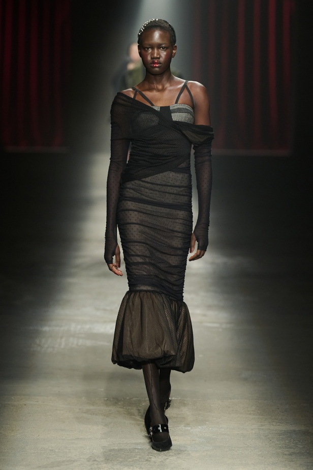 مجموعة Antonio Marras لخريف وشتاء 2025: عمل مسرحي تاريخي يعود إلى الحياة من خلال التصاميم (فيديو)