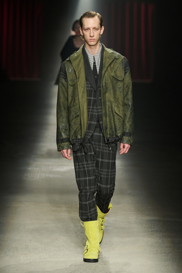 مجموعة Antonio Marras لخريف وشتاء 2025: عمل مسرحي تاريخي يعود إلى الحياة من خلال التصاميم (فيديو)