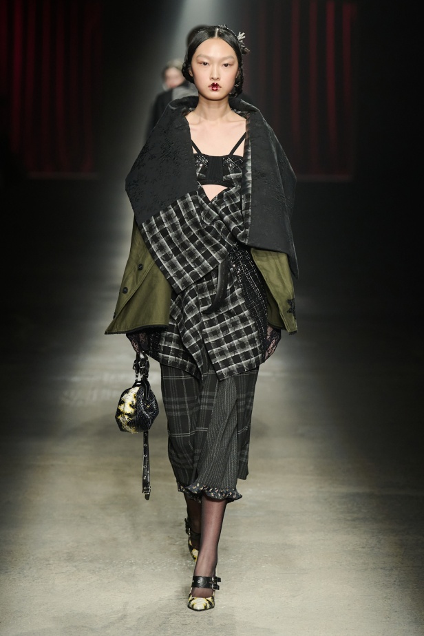 مجموعة Antonio Marras لخريف وشتاء 2025: عمل مسرحي تاريخي يعود إلى الحياة من خلال التصاميم (فيديو)