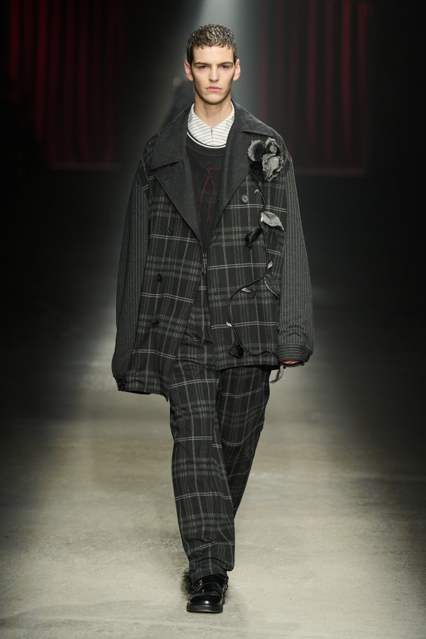 مجموعة Antonio Marras لخريف وشتاء 2025: عمل مسرحي تاريخي يعود إلى الحياة من خلال التصاميم (فيديو)