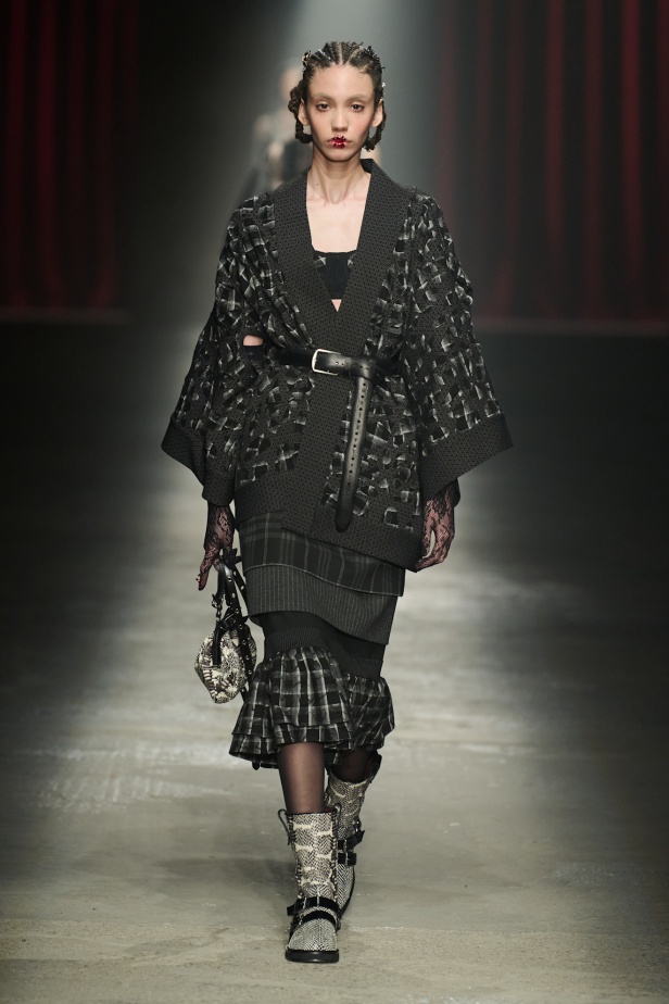 مجموعة Antonio Marras لخريف وشتاء 2025: عمل مسرحي تاريخي يعود إلى الحياة من خلال التصاميم (فيديو)