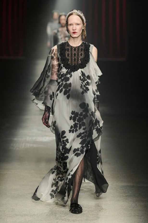 مجموعة Antonio Marras لخريف وشتاء 2025: عمل مسرحي تاريخي يعود إلى الحياة من خلال التصاميم (فيديو)