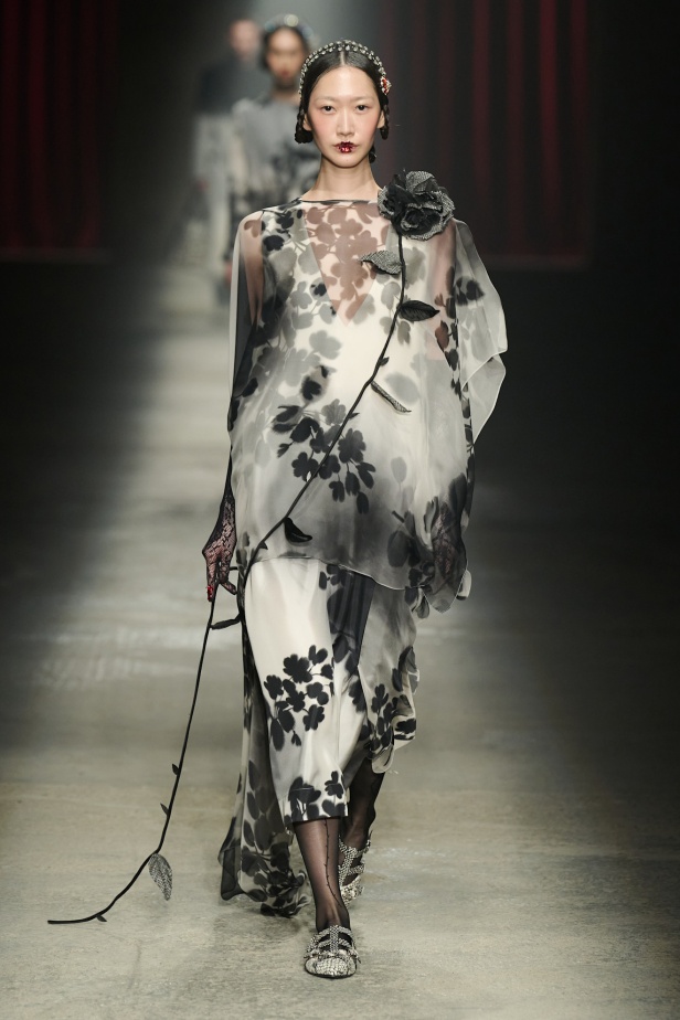 مجموعة Antonio Marras لخريف وشتاء 2025: عمل مسرحي تاريخي يعود إلى الحياة من خلال التصاميم (فيديو)