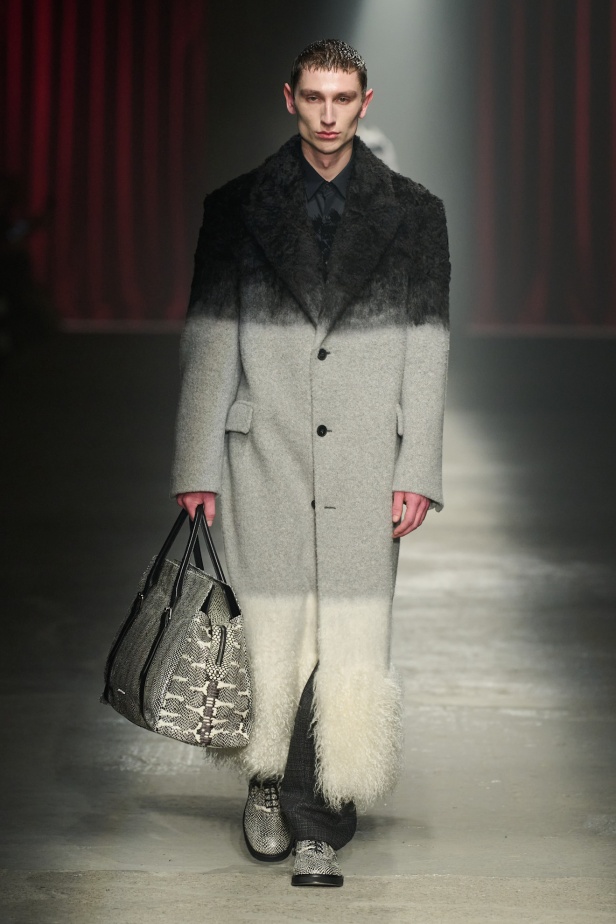 مجموعة Antonio Marras لخريف وشتاء 2025: عمل مسرحي تاريخي يعود إلى الحياة من خلال التصاميم (فيديو)