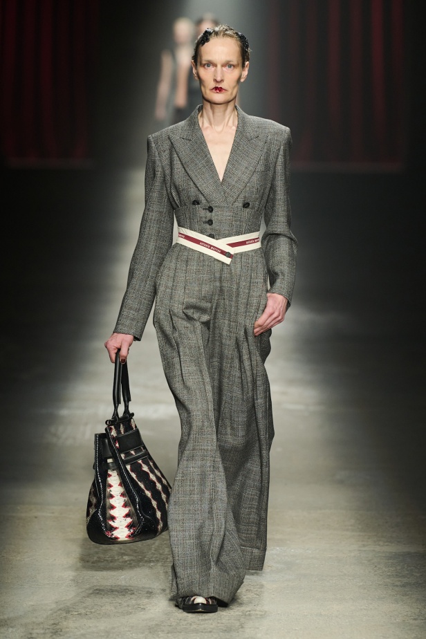 مجموعة Antonio Marras لخريف وشتاء 2025: عمل مسرحي تاريخي يعود إلى الحياة من خلال التصاميم (فيديو)