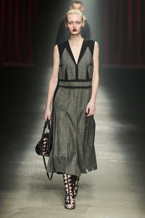 مجموعة Antonio Marras لخريف وشتاء 2025: عمل مسرحي تاريخي يعود إلى الحياة من خلال التصاميم (فيديو)