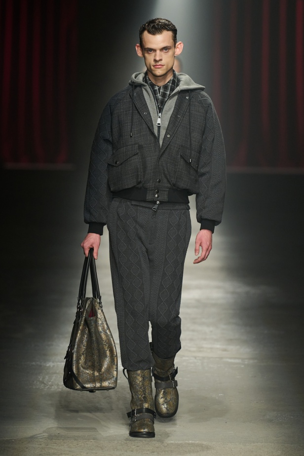 مجموعة Antonio Marras لخريف وشتاء 2025: عمل مسرحي تاريخي يعود إلى الحياة من خلال التصاميم (فيديو)