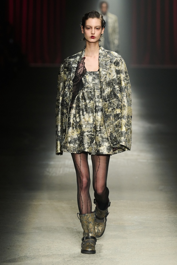 مجموعة Antonio Marras لخريف وشتاء 2025: عمل مسرحي تاريخي يعود إلى الحياة من خلال التصاميم (فيديو)