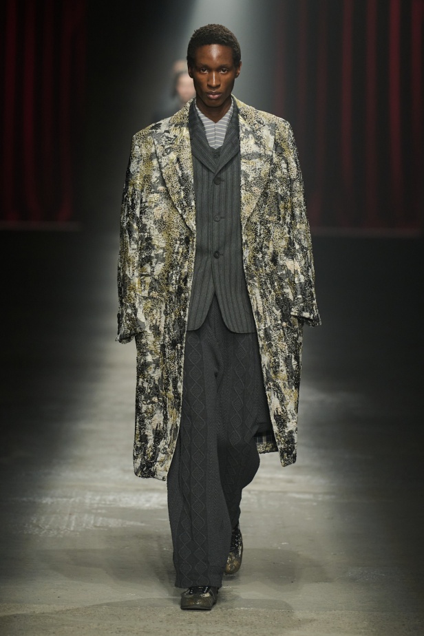 مجموعة Antonio Marras لخريف وشتاء 2025: عمل مسرحي تاريخي يعود إلى الحياة من خلال التصاميم (فيديو)