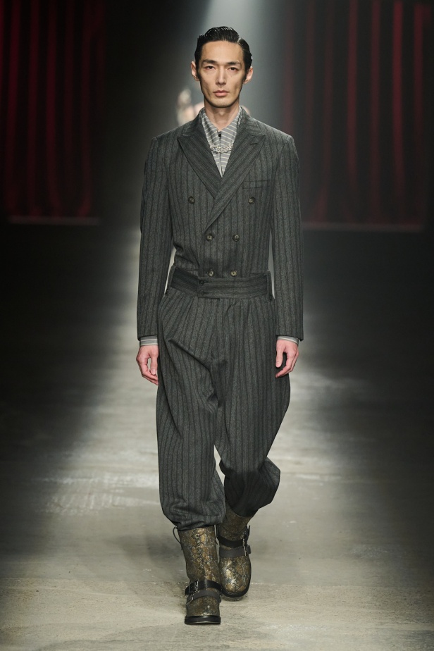 مجموعة Antonio Marras لخريف وشتاء 2025: عمل مسرحي تاريخي يعود إلى الحياة من خلال التصاميم (فيديو)