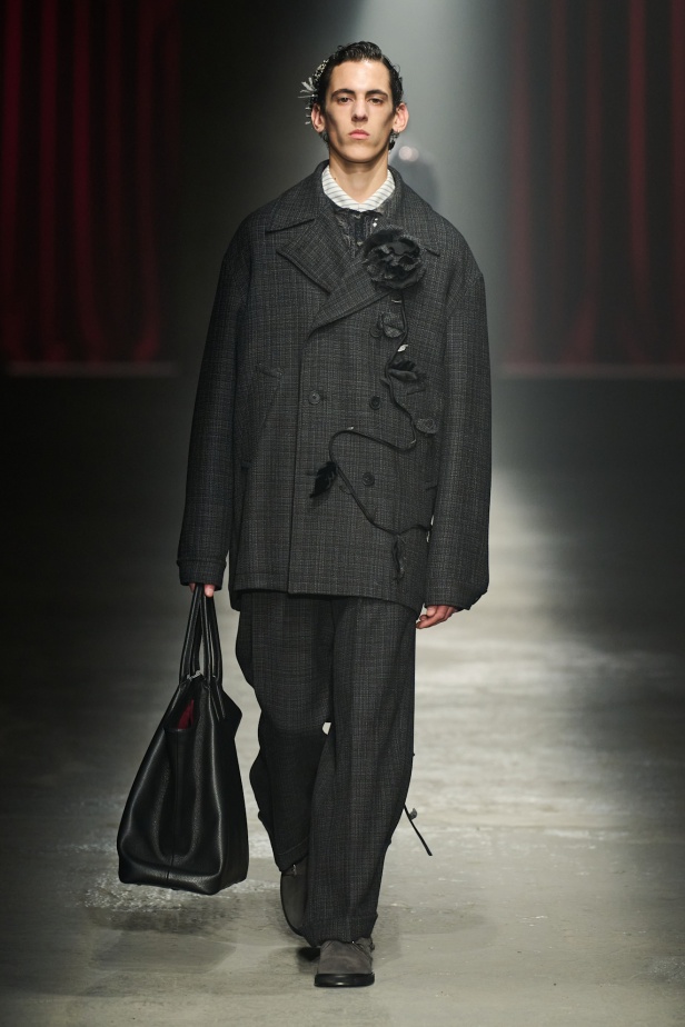 مجموعة Antonio Marras لخريف وشتاء 2025: عمل مسرحي تاريخي يعود إلى الحياة من خلال التصاميم (فيديو)