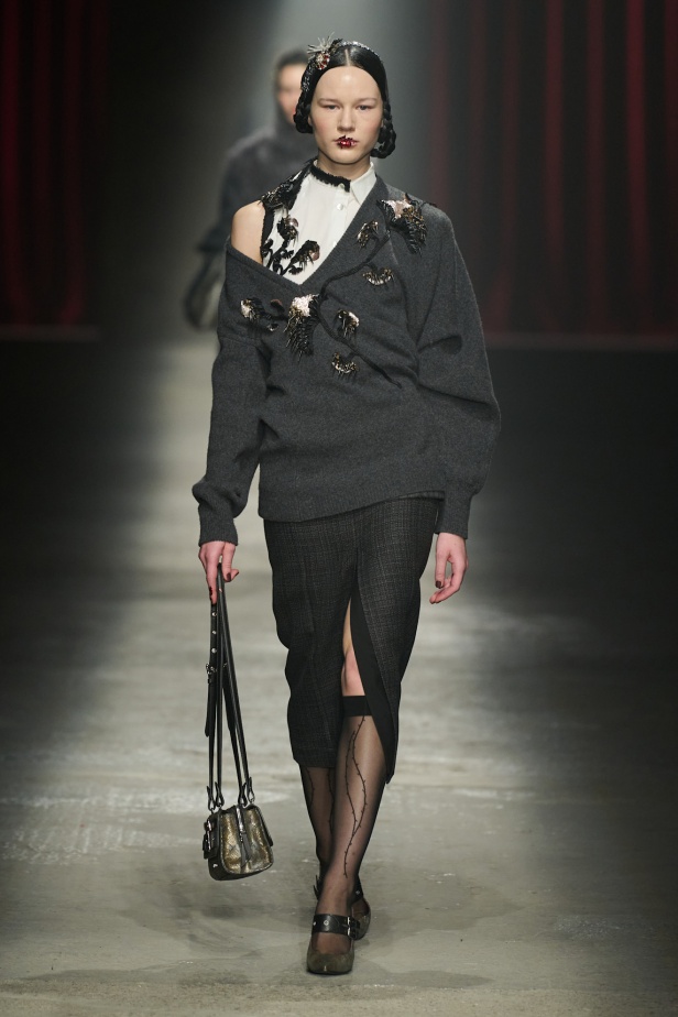 مجموعة Antonio Marras لخريف وشتاء 2025: عمل مسرحي تاريخي يعود إلى الحياة من خلال التصاميم (فيديو)